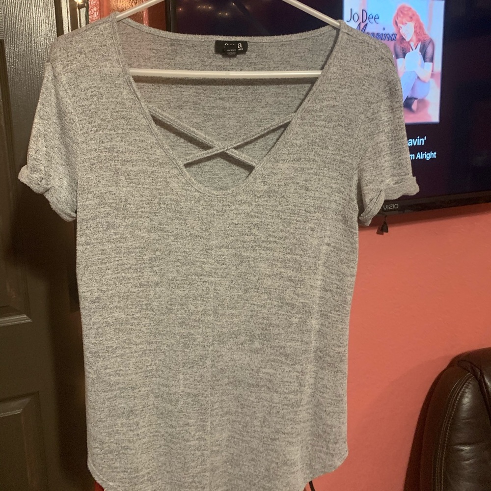 grey criss cross tee
